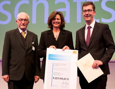 v.l.n.r.: Regierungspräsident Paul Beinhofer, Wirtschaftsministerin Ilse Aigner und Oberbürgermeister Christian Schuchardt bei der Übergabe des Förderungsbescheids / Foto: Stadt Würzburg, Andreas Bestle