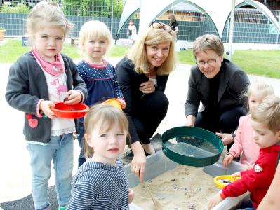 "Spielerisch die Welt entdecken": Dr. Andrea Hanke (links), Dezernentin für Soziale Infrastruktur der Region Hannover, und Dr. Jutta Moschner vom "Haus der kleinen Forscher" feierten gemeinsam mit den Kindern der Sennheiser Betriebskrippe "Ohrwürmchen" den Tag der kleinen Forscher