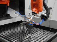 Die smarte und schlanke Beladezelle von AMF mit sehr wenig Platzbedarf wird an Maschinen beigestellt und schafft mehr Produktivität bis hin zu einer mannlosen Schicht.