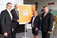 v.l.n.r.: Dr. Eberhard Niggemann (Leiter Weidmüller Akademie), Garrelt Duin (NRW-Wirtschaftsminister), Svenja Schulze (NRW-Wissenschaftsministerin) und Dr. Peter Köhler (Vorstandssprecher Weidmüller) bei der Verleihung der Auszeichnung 