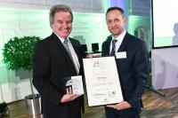 Environmental Minister Franz Untersteller (left) presents the Environmental Prize to company director Joachim Huber (right) in Stuttgart