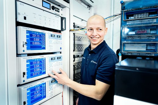 Pressefoto_TÜV Rheinland_Prüfung von Batteriespeichern von PV-Anlagen.jpg