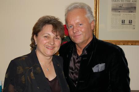Armin Luft, der Firmengründer und Geschäftsführer von Laser 2000, gratuliert und freut sich mit Tanja Depner (Leitung Service & Logistik)