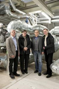 Bei der Auftaktveranstaltung zur Aktionswoche KWK stand die „große“ Kraft-Wärme-Kopplung im Kraftwerk in Hannover-Linden auf dem Programm: Kraftwerksleiter Wolfgang Klingebiel mit Hannovers Wirtschafts- und Umweltdezernentin Sabine Tegtmeyer-Dette und den Geschäftsführern von Klimaschutzagentur und proKlima, Udo Sahling und Harald Halfpaap. Aufn.: Jonas Gonell