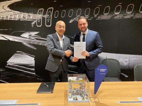 StarFlyer_Contract-signing_Copyright_Lufthansa-Technik.jpg