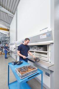 Große und kleine Teile werden direkt aus dem Hänel Rotomat® auf
Transportwagen für die Umrüstung an den Maschinen bereitgestellt.
