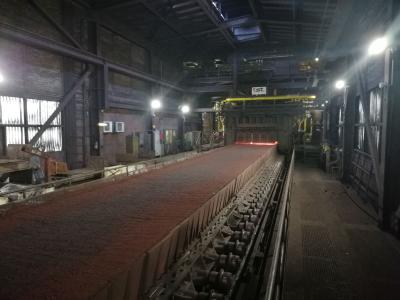 Bildunterschrift: In der Sinteranlage von DK Recycling werden die eisenhaltigen Reststoffe zusammen mit dem Brennstoff auf ein Endlosband aufgegeben. Foto: DK Recycling und Roheisen GmbH / Effizienz-Agentur NRW