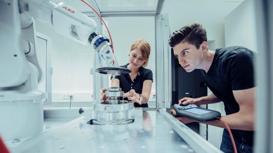 Forschung zu neuen Materialien und intelligenten Fertigungsverfahren im Rahmen des SmartPro-Projekts der Hochschule Aalen (© Hochschule Aalen / Sven Döring)