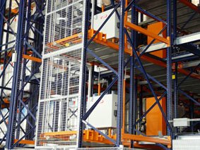 Kompaktlager Vertikalförderer mit TruckShuttle.jpg