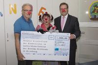 v.l. Herr Dr. Jens-Uwe Folkens, Klinik-Clown Stups und Herr Dietmar Zapf