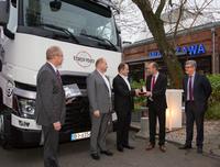 Der 10.000ste Renault Trucks T wurde von Olivier de Saint-Meleuc (2. v. r.) in Warschau an die Geschäftsleitung des polnischen Transportunternehmens Trans-Man übergeben