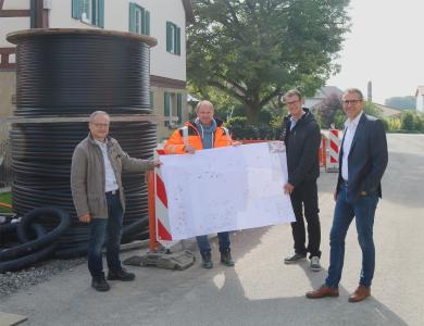 Vertreter der Stadtwerke Schwäbisch Hall beim offiziellen Termin zum Start des Breitbandprojekts (von links): Reiner Diehm (Stadtwerke Schwäbisch Hall), Michael Sieber (KTS Bauunternehmung), Borris Peitl (Stadtwerke Schwäbisch Hall) und Gebhard Gentner (Geschäftsführer Stadtwerke Schwäbisch Hall).
