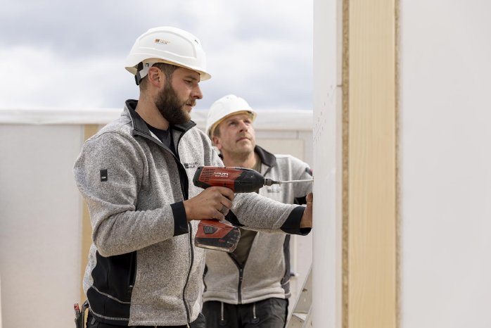 FH_Richtmonteur_Dachdecker_Nils_S_mit_Stefan_L_Bohrmaschine_Wand_3214.jpg