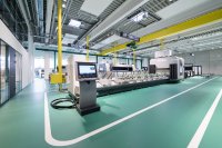 Die Fünf-Achsen-CNC-Maschine Schüco AF 500 ECO vereint die Produktionsschritte Zuschnitt und Bearbeitung mit einem innovativen ökologischen Konzept. 