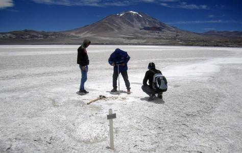 Probenentnahme auf einem Salar / Foto: Portofino Resources