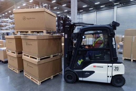 Mercedes-Benz shipments_(5)_Credit DB Schenker_Torsten Zimmermann.jpg