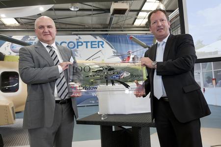 left: Mr Mark Duncan, Bristow’s Senior Vice President / right: Mr Lutz Bertling, President & CEO Eurocopter, Photo: Eurocopter, Eric Raz