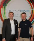 Carsten Fiegler, Sr. Vice President Business Development der Sematell GmbH, und Sven Kolb, Geschäftsführer der USU AG, besiegeln die Partnerschaft