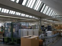 Die Ausgangssituation bei ELECTROSTAR vor der Umgestaltung durch BeeWaTec. Der Montagebereich ist funktional aufgebaut, jedoch noch nicht optimal strukturiert. Materialien, Werkzeuge und Bauteile sind teilweise dezentral platziert, was unnötige Wege und Suchzeiten verursacht. Die Arbeitsplätze wirken gewachsen statt systematisch geplant. Insgesamt wird deutlich, dass Abläufe und Materialflüsse noch nicht optimal auf Effizienz und Ergonomie ausgerichtet sind und Potenzial für Lean-
