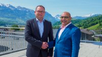 camLine Frank Bölstler (left) shaking hands with Axetris Dr. Frank Bose (right) at Switzerland