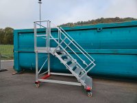 Die Treppe von HYMER-Steigtechnik ermöglicht einen sicheren und komfortablen Zugang zu Sperrmüllcontainern und unterstützt gleichzeitig ein ergonomisches Handling.