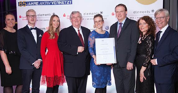 Martin Schlichter, Präsident der IHK Osnabrück – Emsland – Grafschaft Bentheim (4.v.l.) überreichte Claudia Schopf, Leiterin Personalentwicklung und Recruiting bei Piepenbrock (4.v.r.) die Auszeichnung „Ehrbares Unternehmertum“ (Bild: Wirtschaftsjunioren Osnabrück)