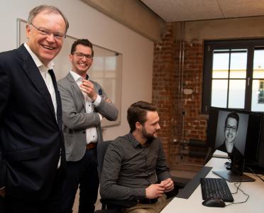 Ministerpräsident Stephan Weil (links) informiert sich bei SALT AND PEPPER Software über Anwendungsmöglichkeiten von Machine Learning in der Praxis. Mitte: Dr. Nils Haldenwang, Business Manager Machine Learning bei SALT AND PEPPER Software, rechts: Linus Edelkott, Software Engineer Machine Learning bei SALT AND PEPPER Software.
