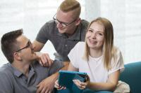 Die SelectLine Auszubildenden freuen sich darauf die Neuankömmlinge der Fachhandelspartner im dreitägigen Workshop kennenzulernen. (v.l.n.r. Riccy Girbig, Yannic Mair, Jana Tobiczyk) /
Foto: ©SelectLine Software GmbH, Fotograf Hannah Görges