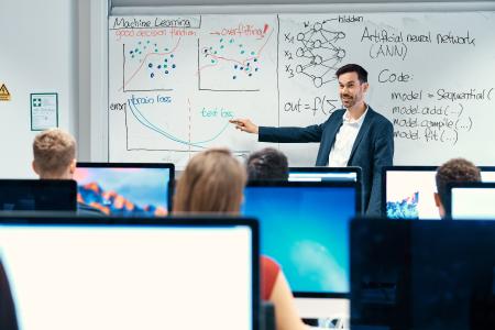 Prof. Dr. Andreas Theissler forscht zu interpretierbaren KI-Systemen. Dass Forschung an der Hochschule Aalen großgeschrieben wird, findet der Datenexperte klasse: „Auch die Studierenden profitieren davon enorm, wenn aktuelle Forschungsergebnisse in die Lehre einfließen.“ © Hochschule Aalen | Jan Walford