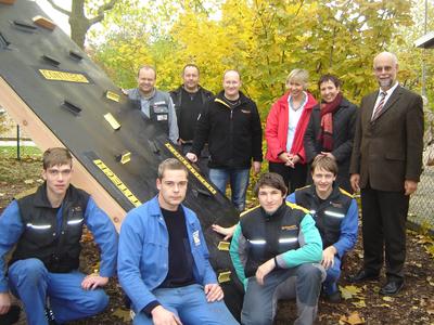 Das ContiTech Team mit den Azubis(vorne v. l.)Kevin Weissmann,Andre Gentsch,Viktor Rau,Oliver Pfeiffer sowie(hinten v. l.)Werkstattleiter Axel Wittler,Konstrukteur Jörn Gehl,Meister Stephan Gries,Kita-Leiterin Kirsten Rohlf,Bärbel Sadek-Geipel,Personalleiterin ContiTech Northeim, und Heiko Eymer, Geschäftsbereichsleiter ContiTech Elastomer Coating