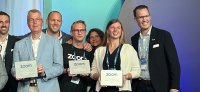 Anna-Lena Griesbeck, Product Manager WTG (links) und Graeme Geddes, Chief Sales Officer Zoom (rechts) bei der Preisverleihung