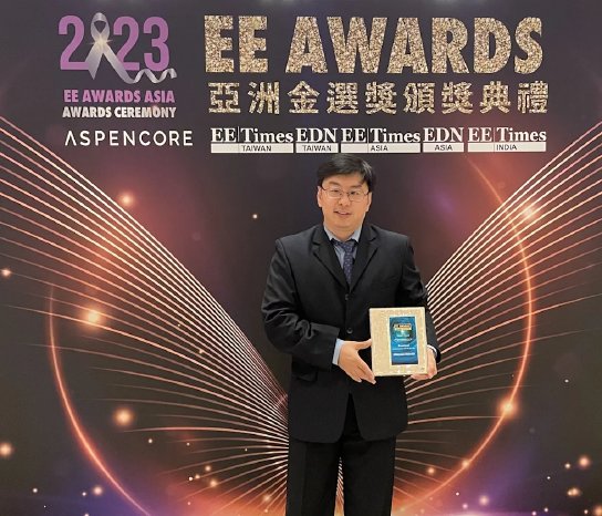 Exascend-CEO-Accepts-Best-Memory-Module-of-the-Year-at-EE-Awards-Asia-2023.webp