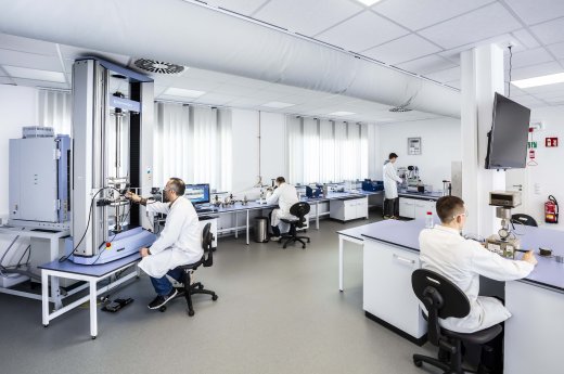 PM_Im_Team_dem_Uebel_auf_der_Spur_Labor.jpg