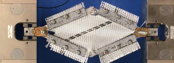45°-Schrägzugversuch eines dichten Glasfaser-Gewebes, in einem Rahmen fixiert. Versuch durchgeführt bei ITA / © Institut für Textiltechnik (ITA)