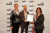 Übergabe des Grünes Gas-Zertifikats an naturstrom auf der gat 2015: v. l. n. r.: Gabriele Schmidt (Geschäftsführerin DVGW CERT GmbH), Oliver Hummel (Vorstand NATURSTROM AG), Rosa Hemmers (Vorsitzende Grüner Strom Label e.V.) (Foto: www.otzipka.de)