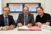 Mit der Unterschrift von Rainer Beneke, Horst Richter und Benny Andersson (v.l.) übernimmt die WEMACOM das Internetgeschäft von Loft-Net