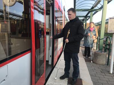 Das Barrierefreie Informations- und Orientierungssystem (BIOS) für Blinde und Sehbehinderte wurde heute unter Anwesenheit der Presse getestet. Quelle: Stadtwerke Halle GmbH