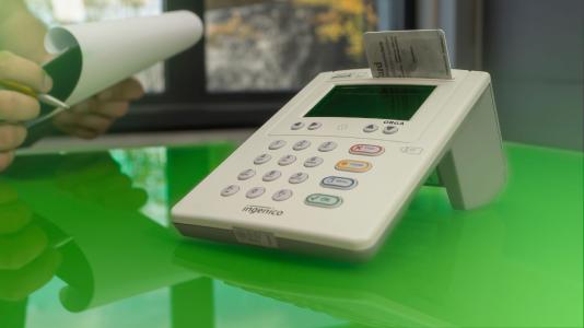 Zur Anbindung an die Telematik-Infrastruktur müssen Ärzte und Kliniken auch neue, zertifizierte Kartenterminals einführen. Bild: akquinet AG