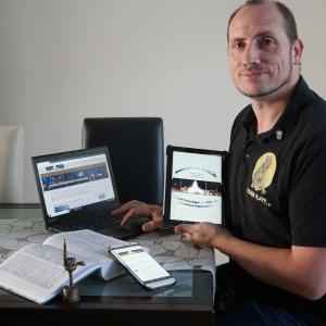 Marcel Vergöls schreibt in Aachener Mundart im Netz und nun auch in seiner App. Für sein Engagement erhielt er bereits den Aachener Klenkes-Preis (der erhobene kleine Finger - Klenkes genannt - ist ein regionales Erkennungszeichen). Foto: Annika Vergöls