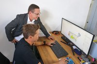 Eine beeindruckende Teamleistung lieferten Tobias Roffler (vorne) und Sinisa Stankovic beim Einstieg in die automatisierte Programmierung mit dem CAD/CAM-System hyperMILL