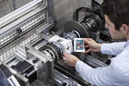 Auf der Antriebswelle eines Zweitaktmotors angebrachter Beschleunigungssensor mit Elektronik zur Datenverarbeitung und drahtloser Echtzeit-Datenübertragung (Foto: Raapke/Fraunhofer LBF)