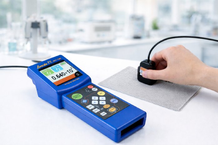 LorestaFX_in-Laborumgebung_mit-Stoffprobe_2025-KW10.png