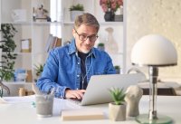 Ob jung oder nicht mehr ganz so jung: Eine Umschulung ist für jeden zu bewältigen und kann zum neuen Traumjob führen. / Fotograf: nyul – Adobe Stock