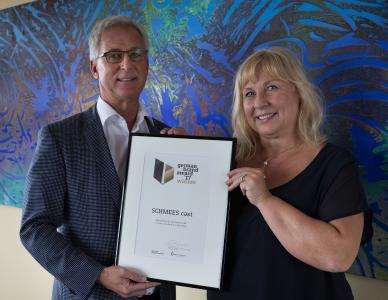 Das Ehepaar Schmees mit der Urkunde „German Brand Award 2017“ / Foto: Schmees
