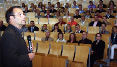 Dr. Klaus von Stackelberg begrüßte die Absolventinnen und Absolventen der Fachhochschule Flensburg / Foto: Gatermann