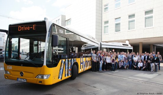 Pressebild_Die-Teilnehmer-der-DRIVE-E-Akademie-2014-mit-Hybrid-Bus_(c)BMBF-StephanRauh.jpg