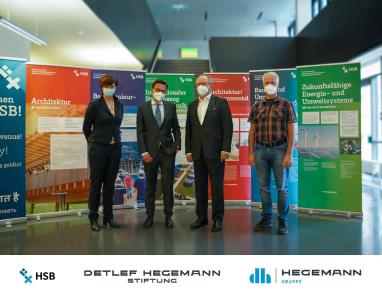 Prof. Ulrike Mansfeld, Dekanin der Fakultät Architektur, Bau und Umwelt an der Hochschule Bremen (li.), bedankt sich gemeinsam mit dem wissenschaftlichen Mitarbeiter Dipl-Ing. Rainer Pieper (re.) bei Dipl.-Kfm. Tim Reiners, Vorstandsvorsitzender der Detlef Hegemann AG, Bremen (mi.li) und Dr. jur. Wolfgang Bayer, Vorstand der Detlef Hegemann Stiftung (mi.re.) / Foto: Hochschule Bremen / Thomas Ferstl