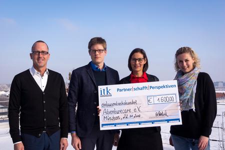 Gemeinsam für den guten Zweck, v.l.n.r.: Andreas Könnecke (Vorsitzender von adventurecare e.V.), Alexander Prahl (Bereichsleiter für Ingolstadt und München bei ITK Engineering), Birgit Manglkrammer (Vorsitzende von adventurecare e.V.) und Bianca Kuhn (Leiterin Marketing bei ITK Engineering), Foto: ITK Engineering