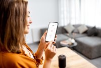 Heizung einfach per Smartphone steuern: Die Matter-fähigen Unterputz-Thermostate UTE 3500 und UTE 3800 von EBERLE Controls lassen sich flexibel in gängige Smart-Home-Systeme einbinden.
