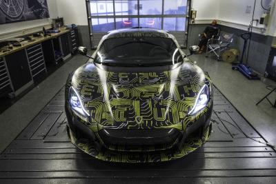 Der Rimac C_Two steht mit seinen Rädern bei den Tests auf vier Stempeln.